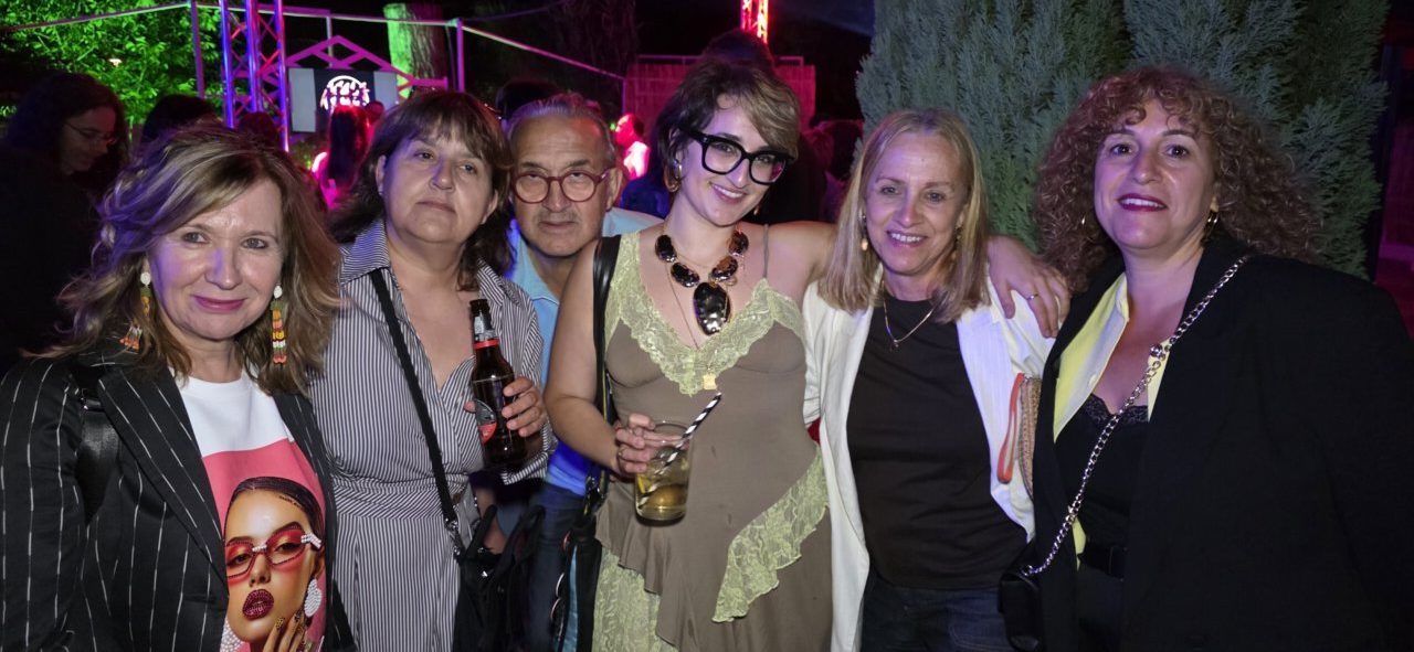 Grupo de amigos disfrutando en una fiesta en Vega de Espinareda