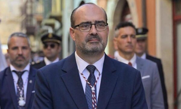 El alcalde de Ponferrada, Marco Morala, en un evento público con bastón.
