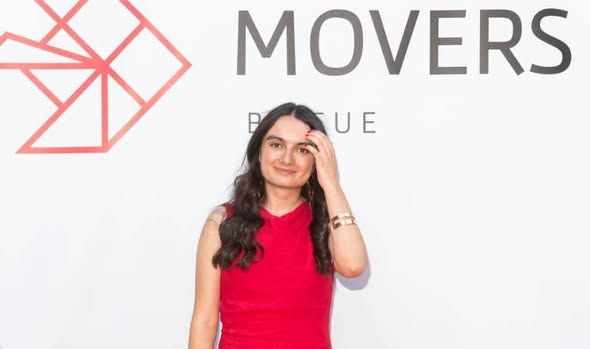 Marina Jiménez en evento de becas Movers, luciendo un vestido rojo.