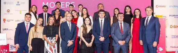 Marina Jiménez con otros graduados en evento de becas Movers en 2026