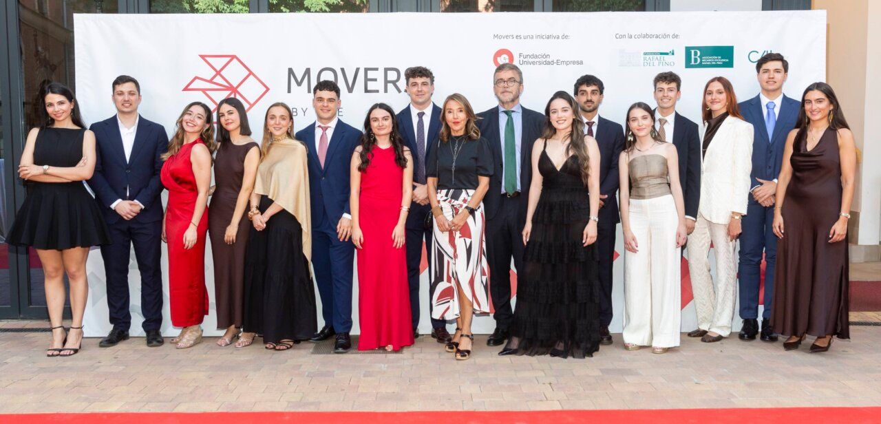 Marina Jiménez con otros graduados en evento de becas Movers by FUE