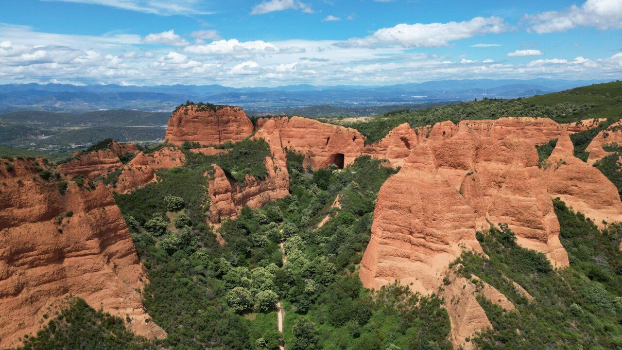 Vista panorámica de Las Médulas, un paisaje arqueológico en León, España.
