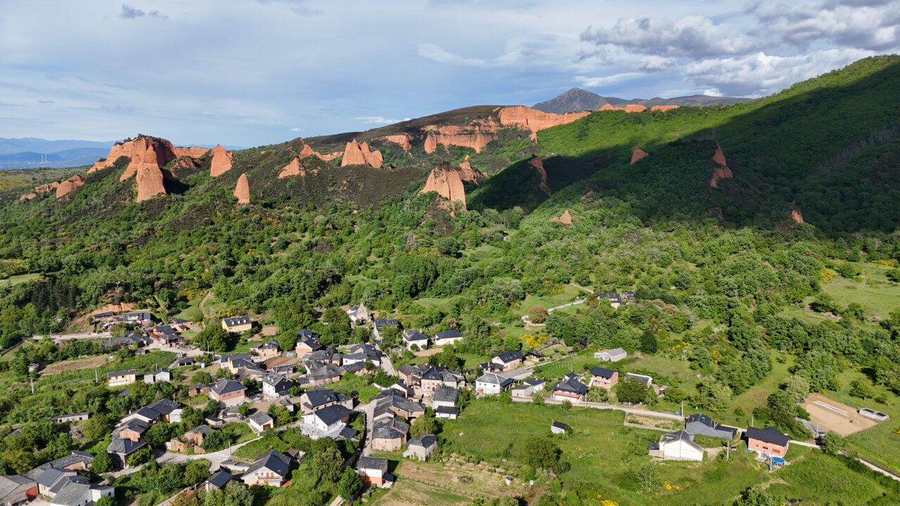 Vista panorámica de Las Médulas en León, España, con montañas y vegetación.
