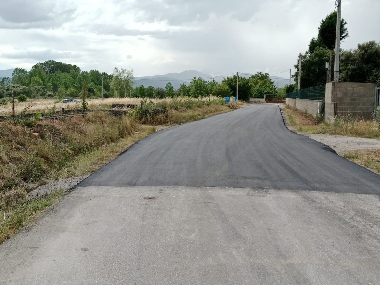Nuevo asfalto en el camino Baragañas con vegetación alrededor