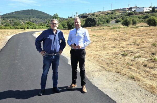 Dos hombres en un camino recién asfaltado en Santo Tomás de las Ollas