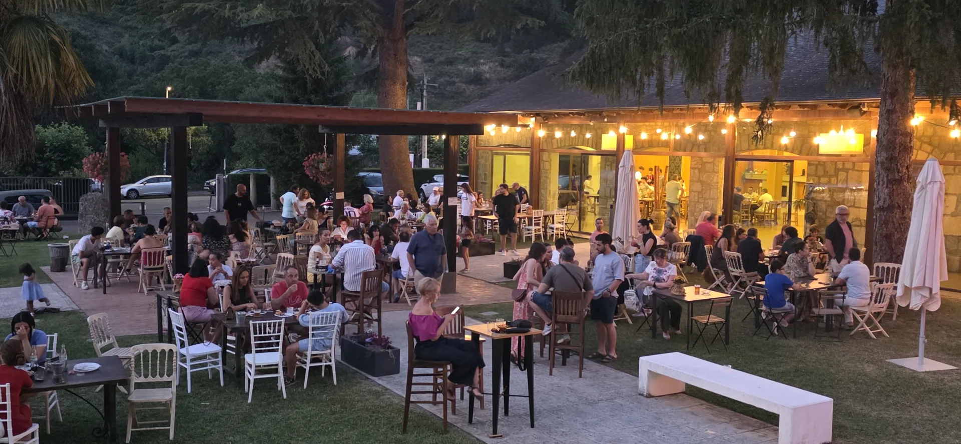 Gente disfrutando en el Mesón Real durante la Noche de San Juan