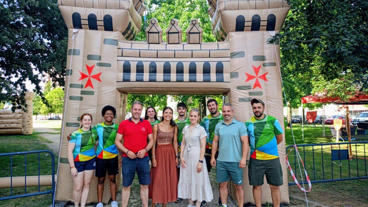 Grupo de personas en la Mini Rosaleda con castillo inflable