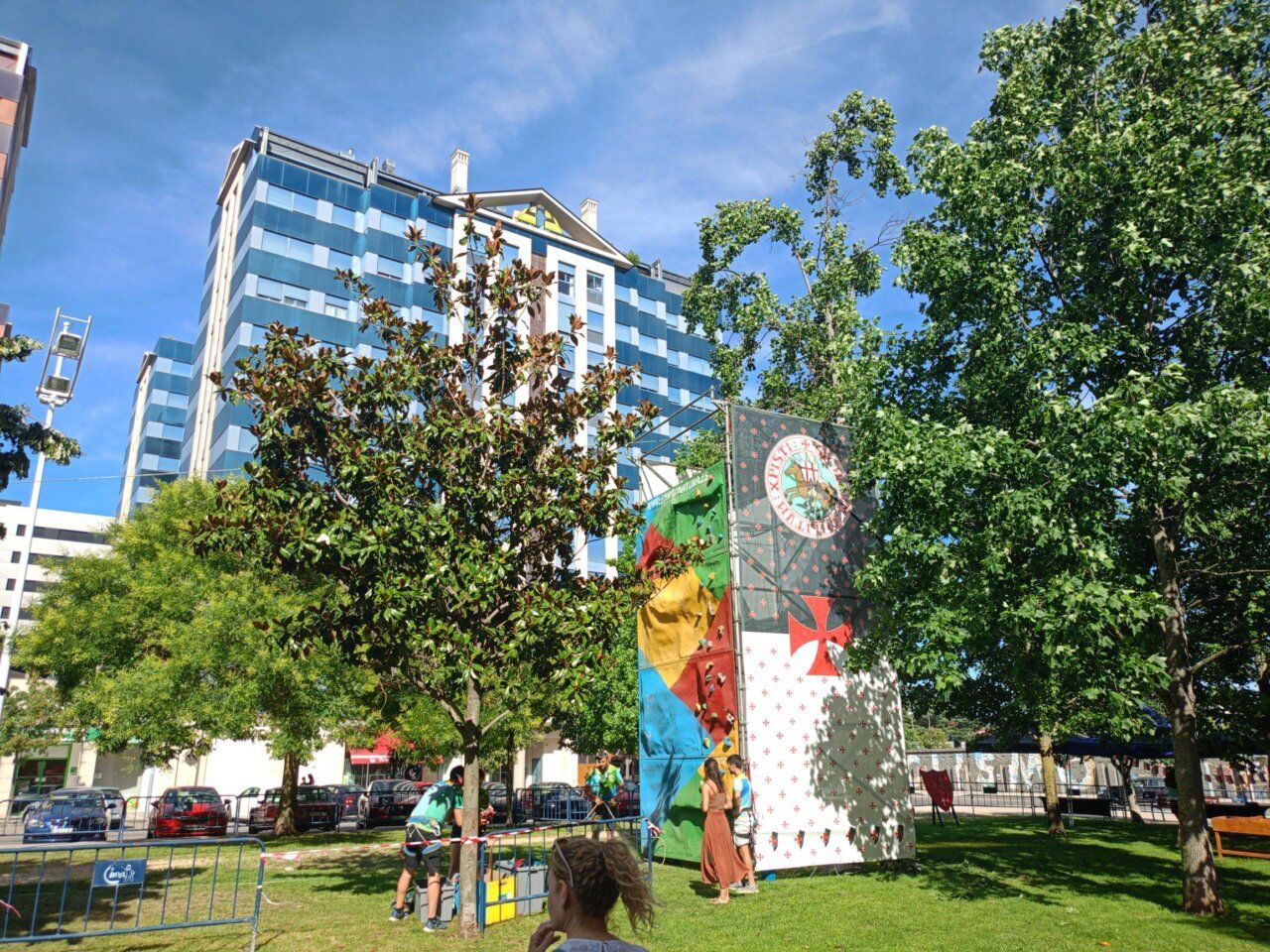 Vista de la Mini Rosaleda con actividades para niños y árboles