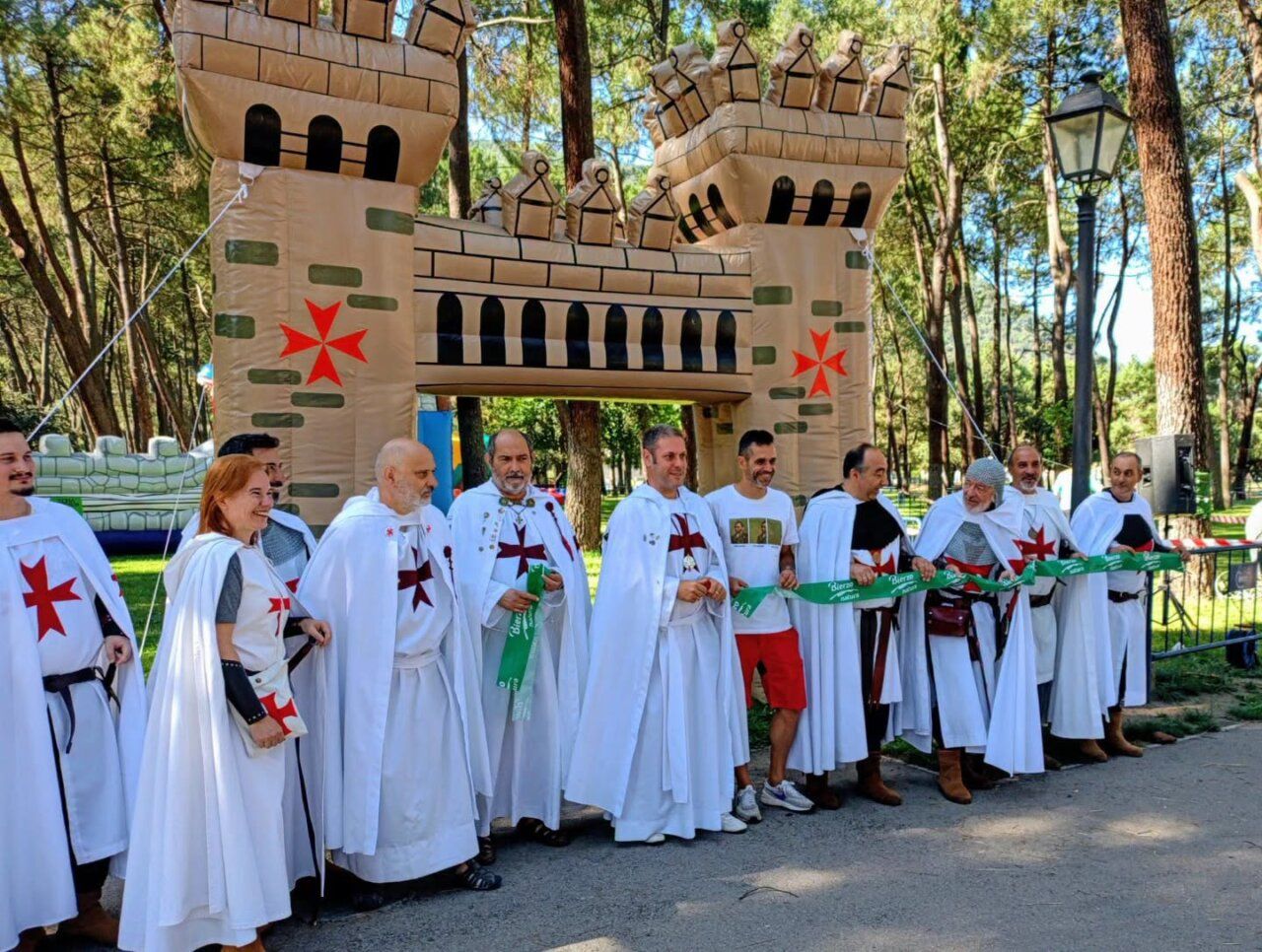 Inauguración del Mini Temple I con personajes templarios en Ponferrada