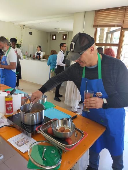 Participante cocinando en el taller Sabor y Salud en Molinaseca