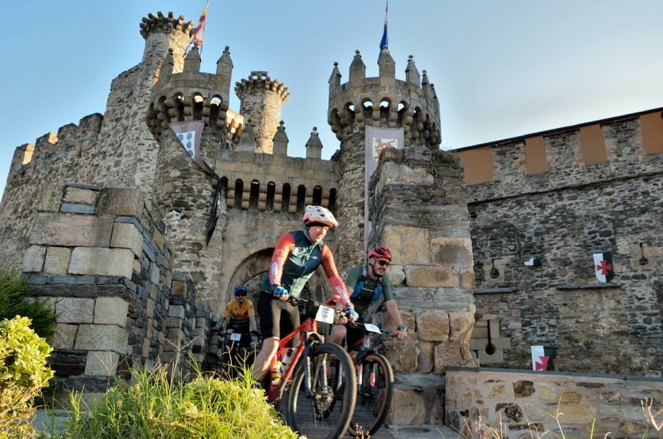 Ciclistas saliendo del Castillo de los Templarios durante la Mountemplaria 2026