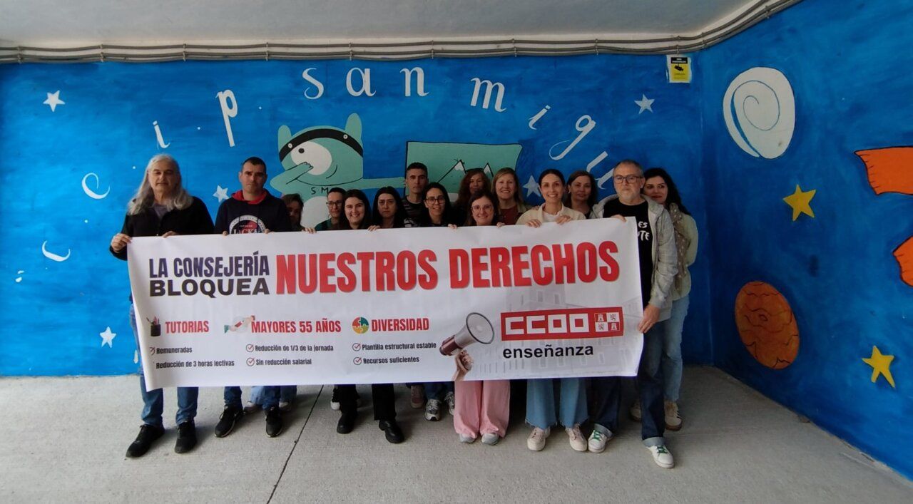 Docentes de Laciana protestan con pancarta exigiendo derechos laborales