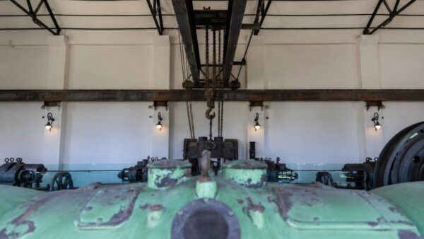 Interior del Museo de la Energía mostrando maquinaria antigua