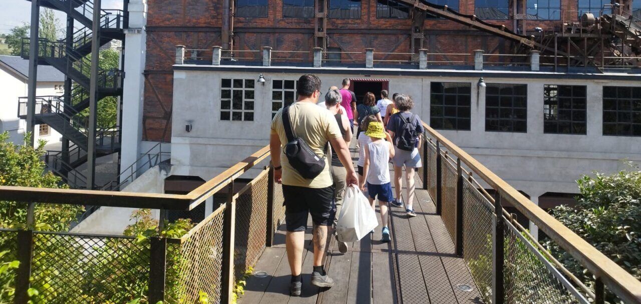 Grupo de personas caminando hacia el Museo de la Energía
