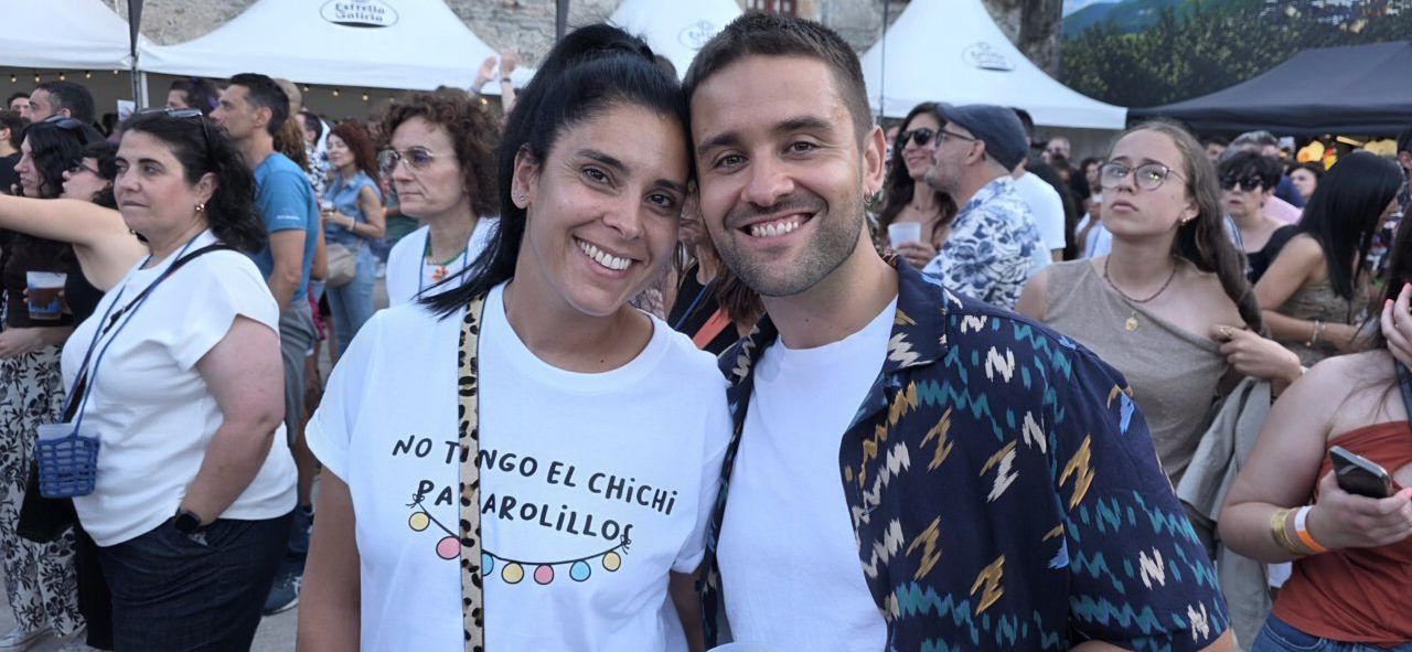 Dos amigos sonriendo en un festival de música al aire libre