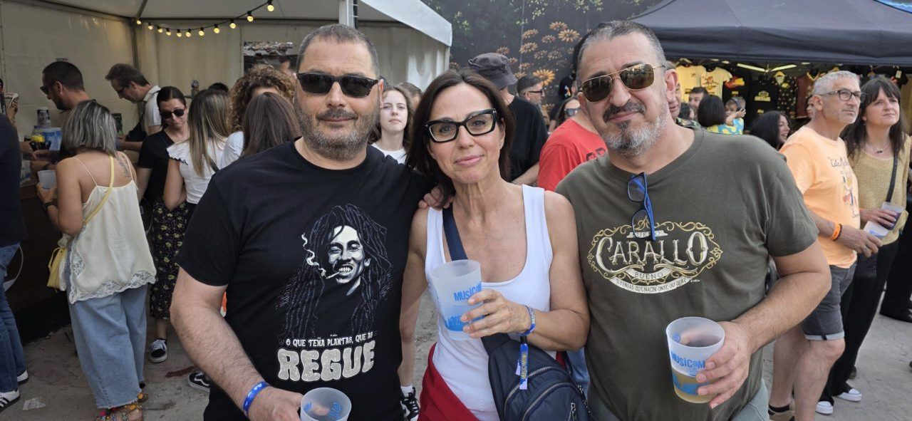 Grupo de amigos disfrutando en un festival de música al aire libre