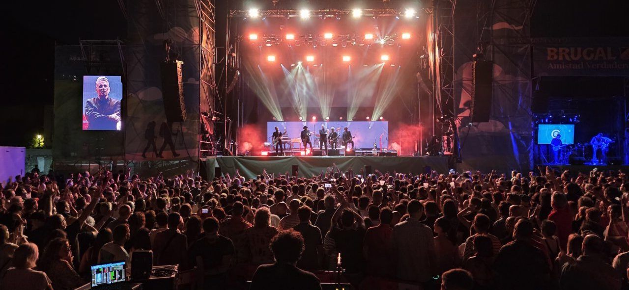 Concierto en vivo con una multitud disfrutando de la música