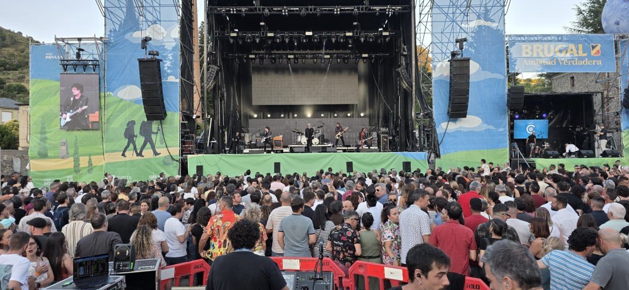 Concierto en un festival con una multitud disfrutando de la música