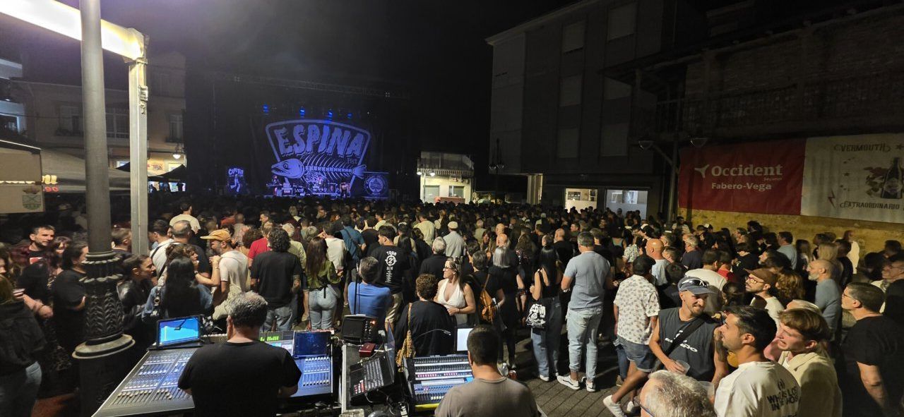 Concierto de la banda Espina en un festival nocturno con gran afluencia de público.