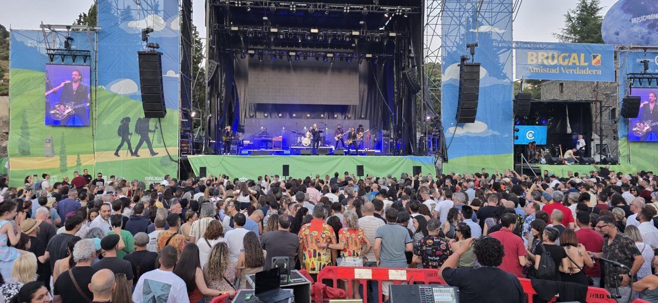 Concierto en un festival con una multitud disfrutando de la música