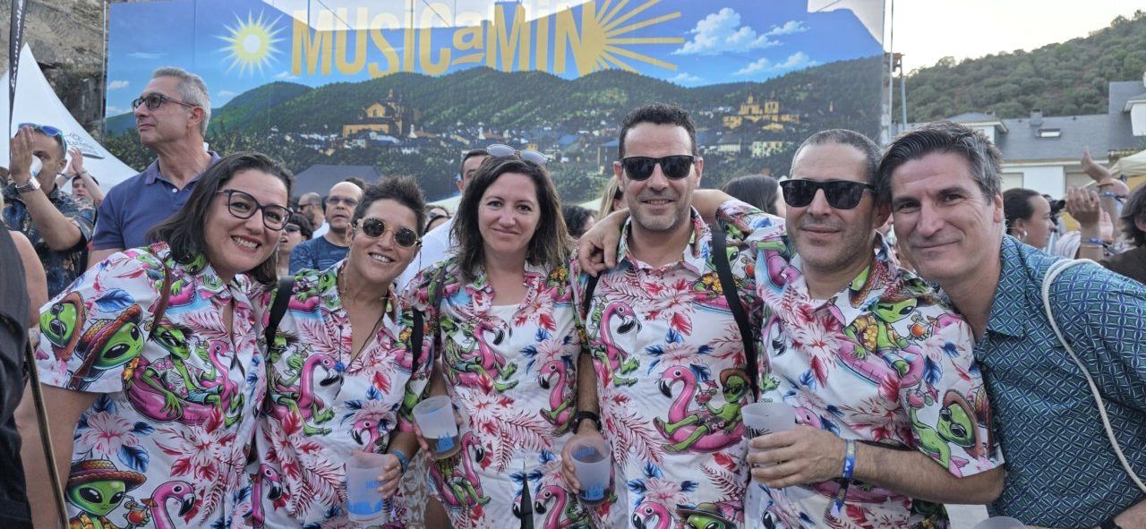 Grupo de amigos en el festival Musicamin con camisetas coloridas