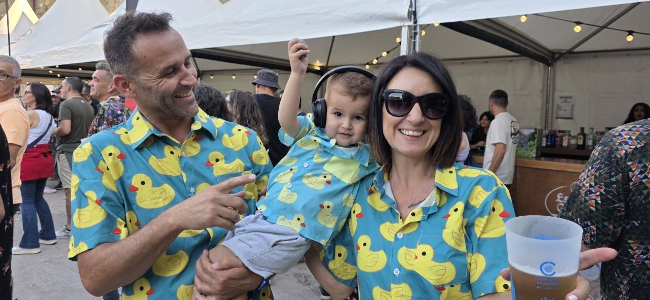 Familia disfrutando en el festival Musicamino 2026 con camisetas coloridas