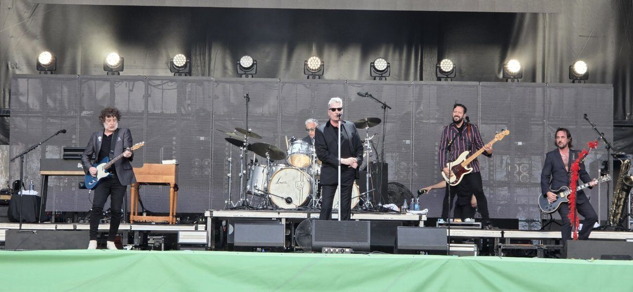Músicos en un escenario durante un concierto en sábado.