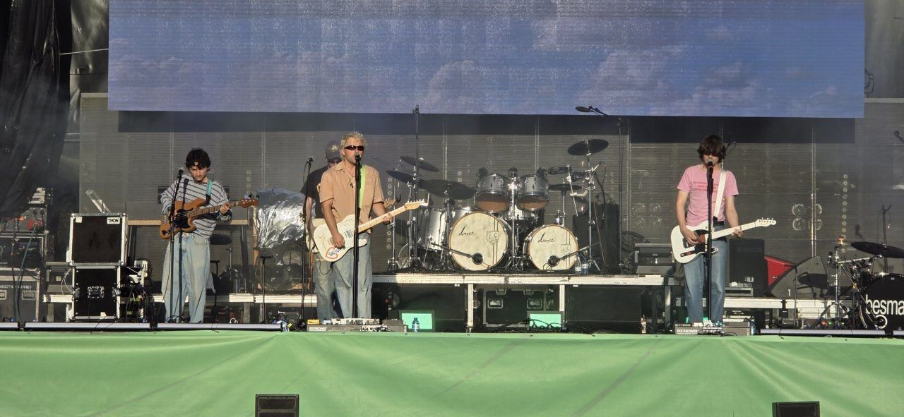 Banda tocando en un escenario al aire libre durante un concierto