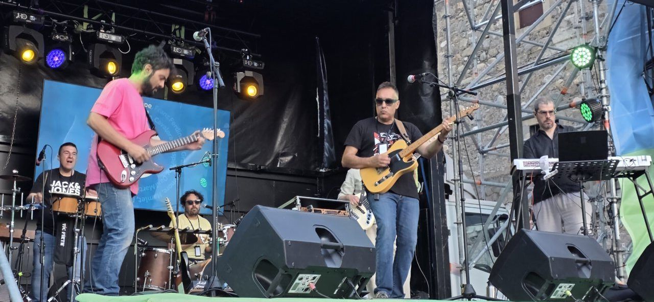 Músicos tocando en un escenario durante un concierto en sábado.