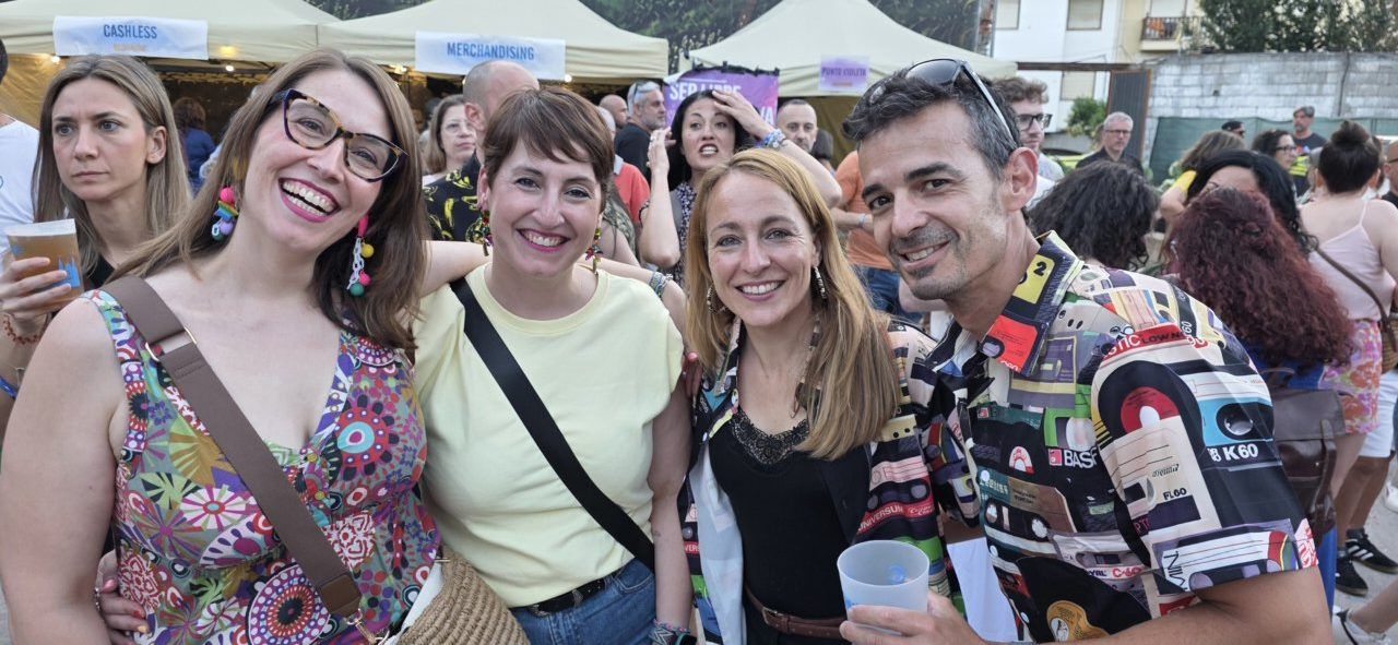 Grupo de amigos sonriendo en un festival de música al aire libre