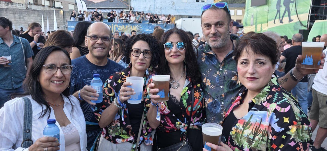 Grupo de amigos disfrutando en un festival con cervezas