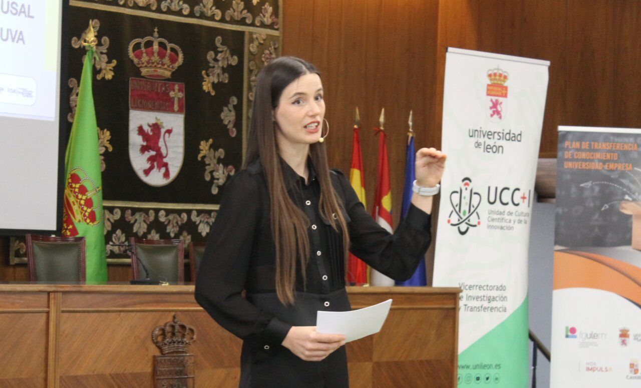 Mujer hablando en un evento en la Universidad de León