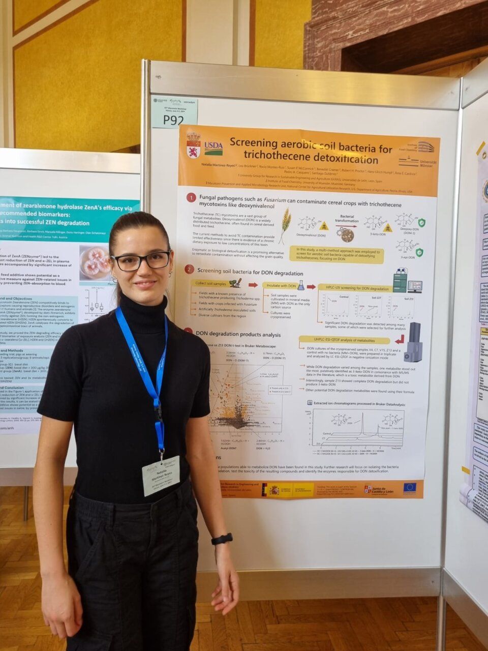 Natalia Martínez Reyes junto a su póster de investigación sobre bacterias del suelo