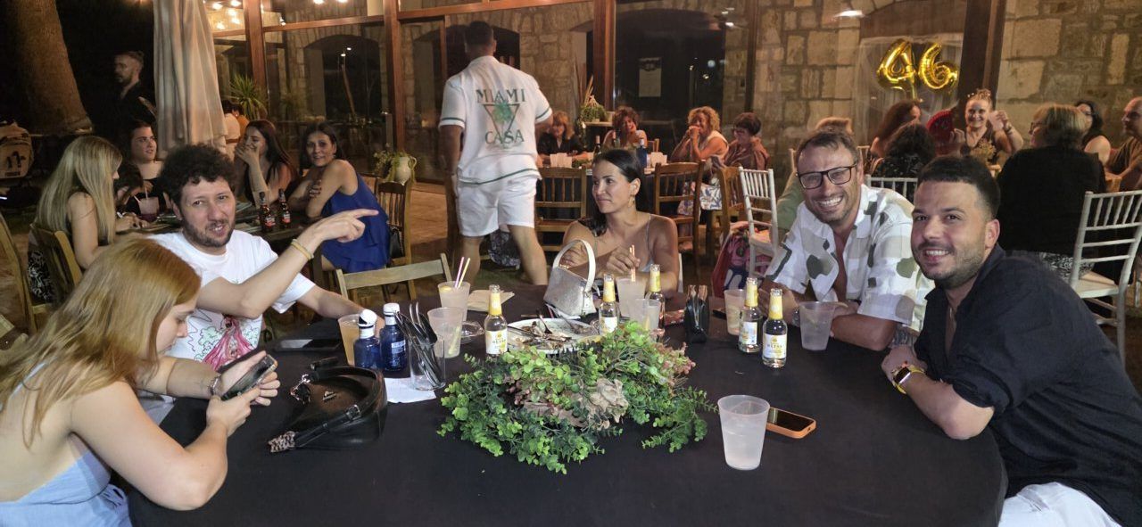 Grupo de amigos disfrutando en una celebración nocturna en Molinaseca