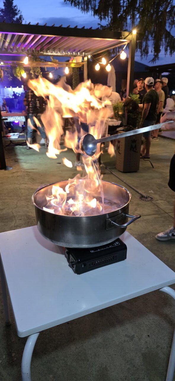 Preparación de queimada en el Mesón Real durante la Noche de San Juan