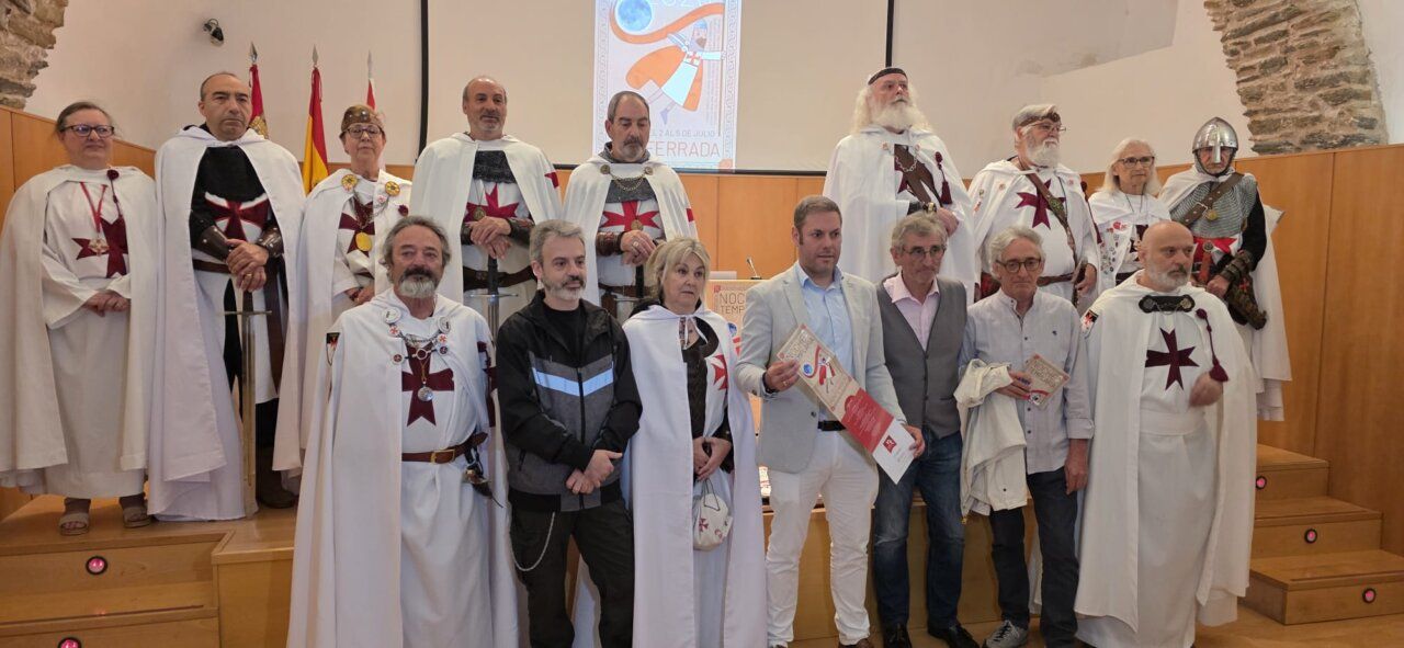 Grupo de personas vestidas de templarios en presentación de evento