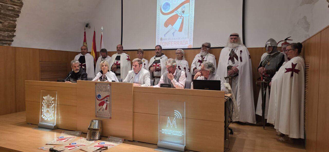 Presentación de la Noche Templaria 2026 en Ponferrada con participantes vestidos de templarios.