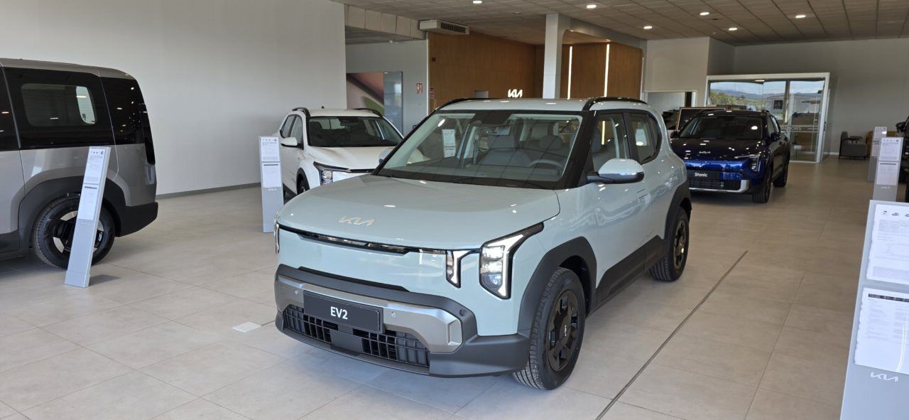 Vista frontal del nuevo Kia EV2 en concesionario