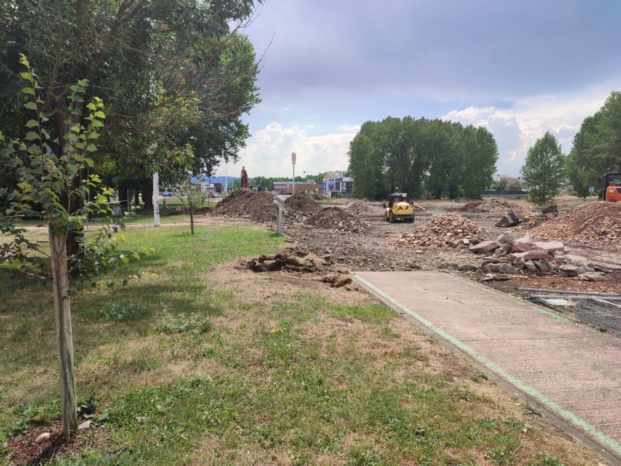 Vista de obras en la Avenida Ciudad Bergida con maquinaria y escombros