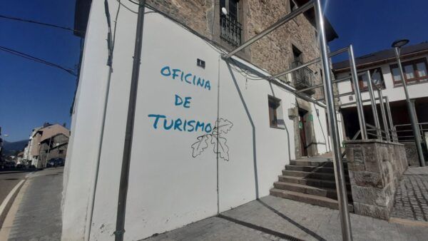 Fachada de una oficina de turismo en León con el letrero visible.