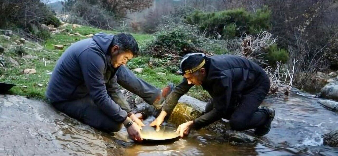 Investigadores buscando oro en un arroyo en León