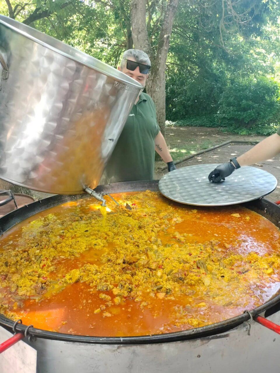 Gran paella solidaria cocinada para apoyar el Banco de Alimentos del Sil