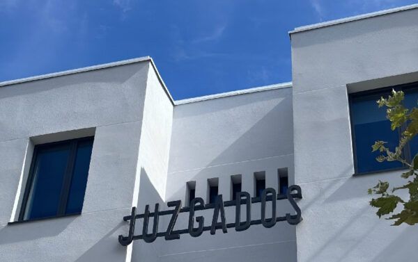 Fachada del Palacio de Justicia de Ponferrada con cielo azul