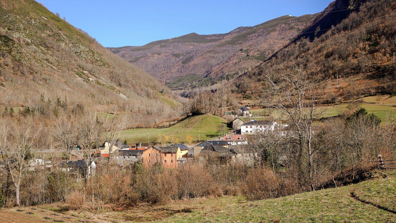 Vista panorámica del municipio de Palacios del Sil con montañas al fondo