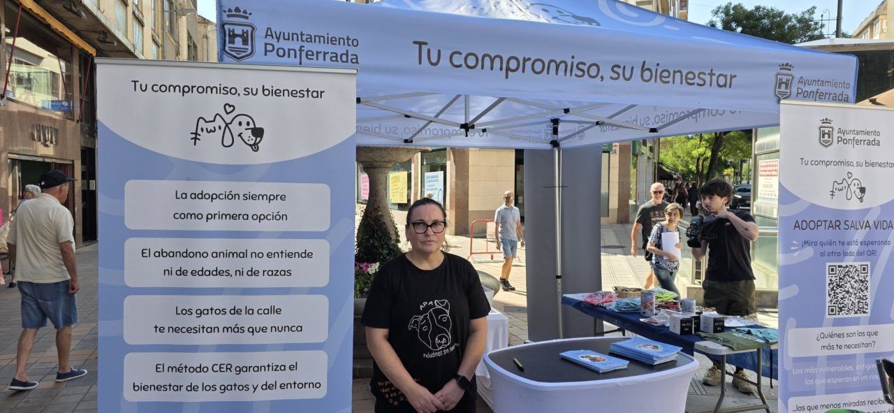 Stand de sensibilización sobre adopción de animales en Ponferrada