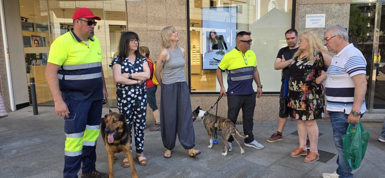 Grupo de personas con perros en la jornada de sensibilización en Ponferrada