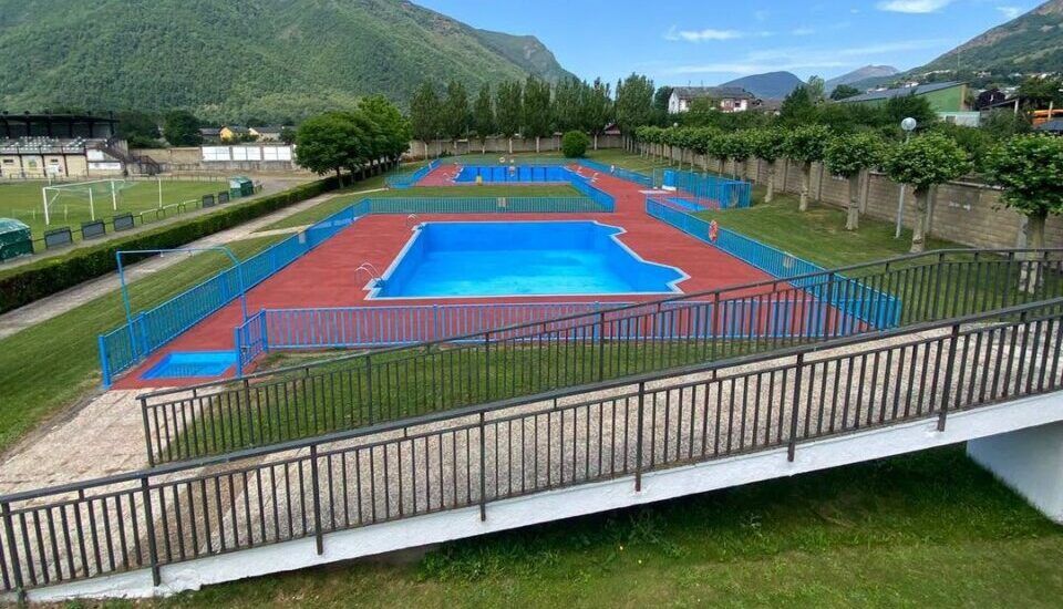 Vista de las piscinas de Villablino listas para abrir en verano
