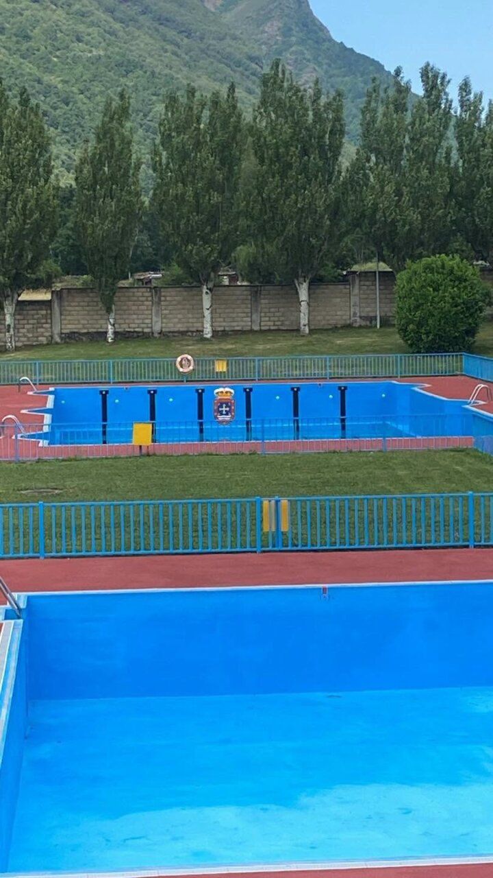 Piscinas de Villablino preparadas para el verano con césped y árboles