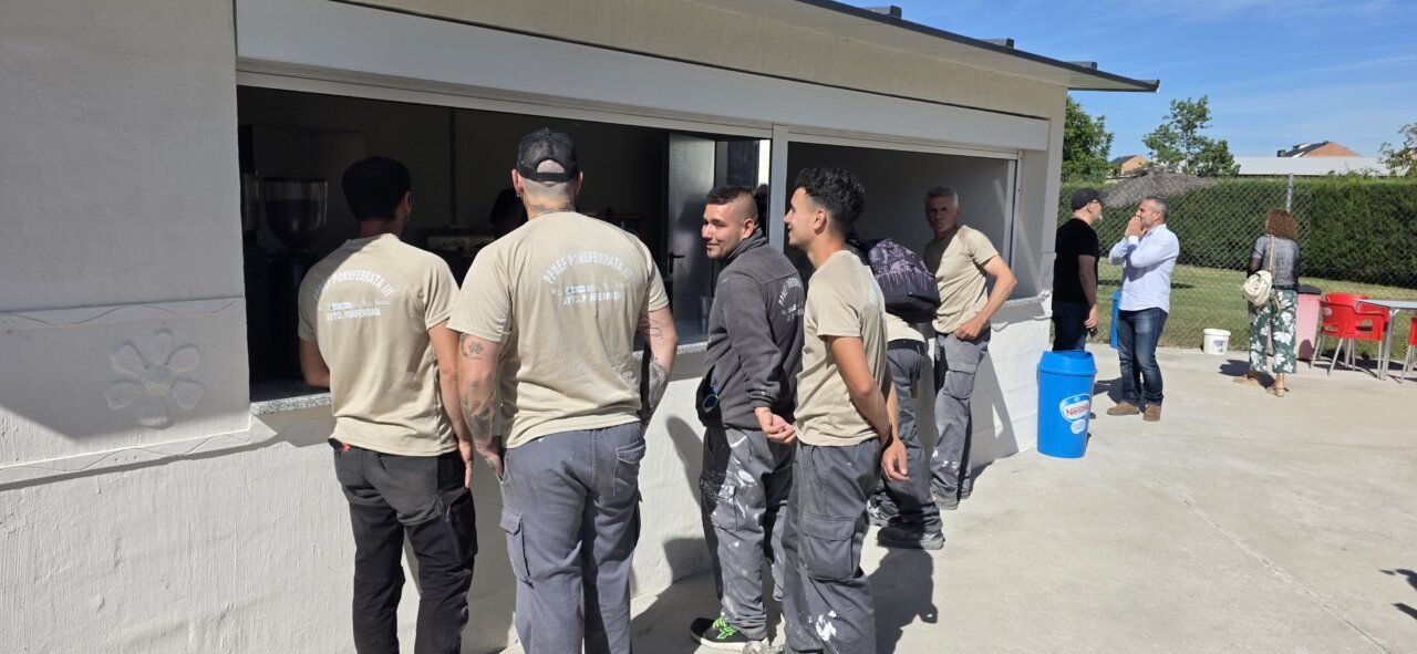Grupo de personas en la inauguración de la nueva cafetería en las piscinas de Flores del Sil