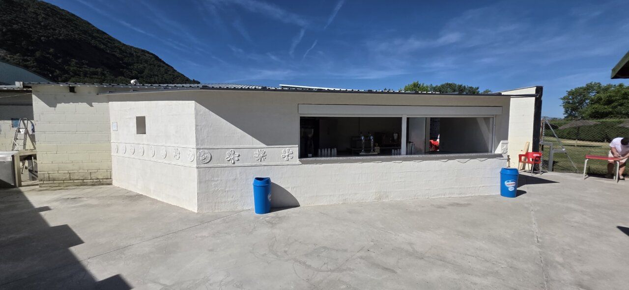 Nueva cafetería en las piscinas de Flores del Sil con diseño moderno y funcional.
